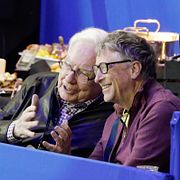 Warren Buffett och Bill Gates i samtal 2017.