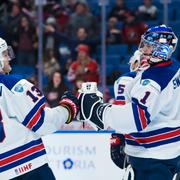 USA:s Joey Anderson och målvakt Jeremy Swayman efter vinsten mot Tjeckien.