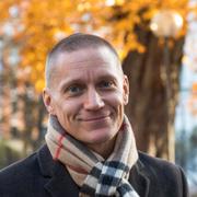 Ibland kan det  vara bättre att gå upp en stund än att ligga kvar och kämpa för att somna, säger Fredrik Rickardson, psykolog hos Skandias samarbetspartner Sophiahemmet Rehab Center.