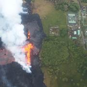 En flod av glödhet lava hotar nu kraftverket i Punadistriktet på Hawaii. 