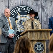 Sheriff Mike Smith håller presskonferens.