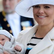 Prins Oscar och mamma kronprinsessan Victoria vid dagens festligheter.