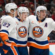 New York Islanders forward Simon Holmström, i mitten, gratuleras efter ett av målen mot Washington i går.