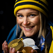 Några av medaljörerna. Från vänster: Linn Svahn, Frida Karlsson, Sara Hector och två av damerna, Linn Gestblom och Elvira Öberg, i skidskyttekvartetten som tog silver.