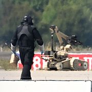 En bombrobot på flygplatsen i Leipzig efter drönarlarmet i början av augusti.