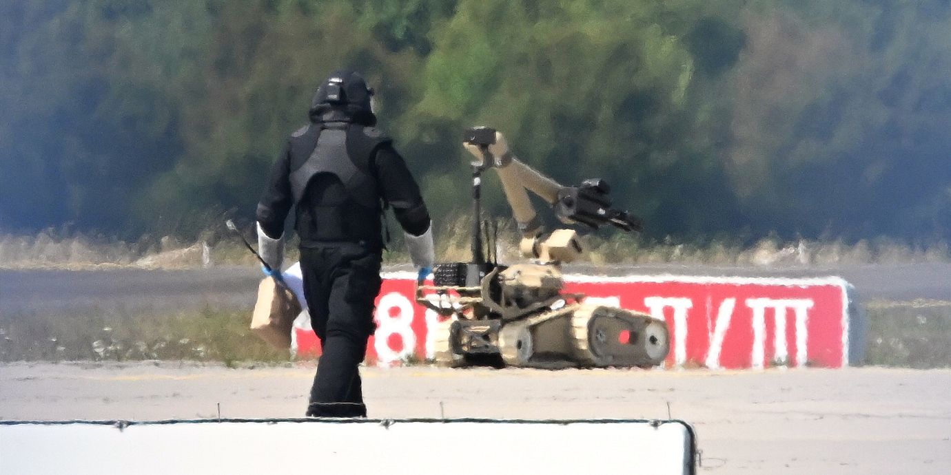 En bombrobot på flygplatsen i Lepizig efter drönarlarmet i början av augusti.