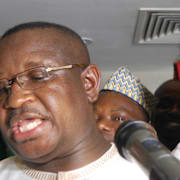 Julius Maada Bio när hans svor presidenteden intill sin fru Fatim Bio.