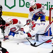 Montreal-målvakten Jacob Fowler sträcker sig efter pucken i nattens match.