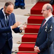 Den nye premiärministern Jean Castex applåderas av sin föregångare Edouard Philippe