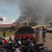 Brinnande byggnader i Wamena. 