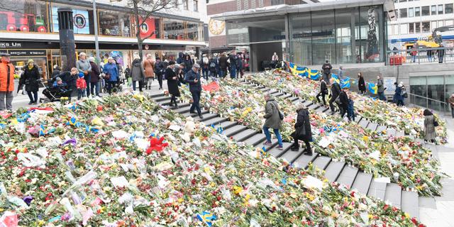 Ett hav av blommor på trappan till Sergelstorg ett par dagar efter terrorattacken den 7 april 2017.  Fredrik Sandberg/TT / TT NYHETSBYRÅN