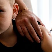 Barn som får influensavaccin. Arkivbild utan koppling till utbrottet i Stockholm.