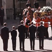Prins Charles, prins Harry, Charles Spencer, Earl Spencer, prins William och prins Philip står samlade när kistan med prinsessan Dianas kropp förs in i Westminster Abbey 1997.