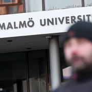 Väktare på plats och lappar på dörrarna meddelar att lokalerna hålls stängda vid Malmö universitet på måndagen. 