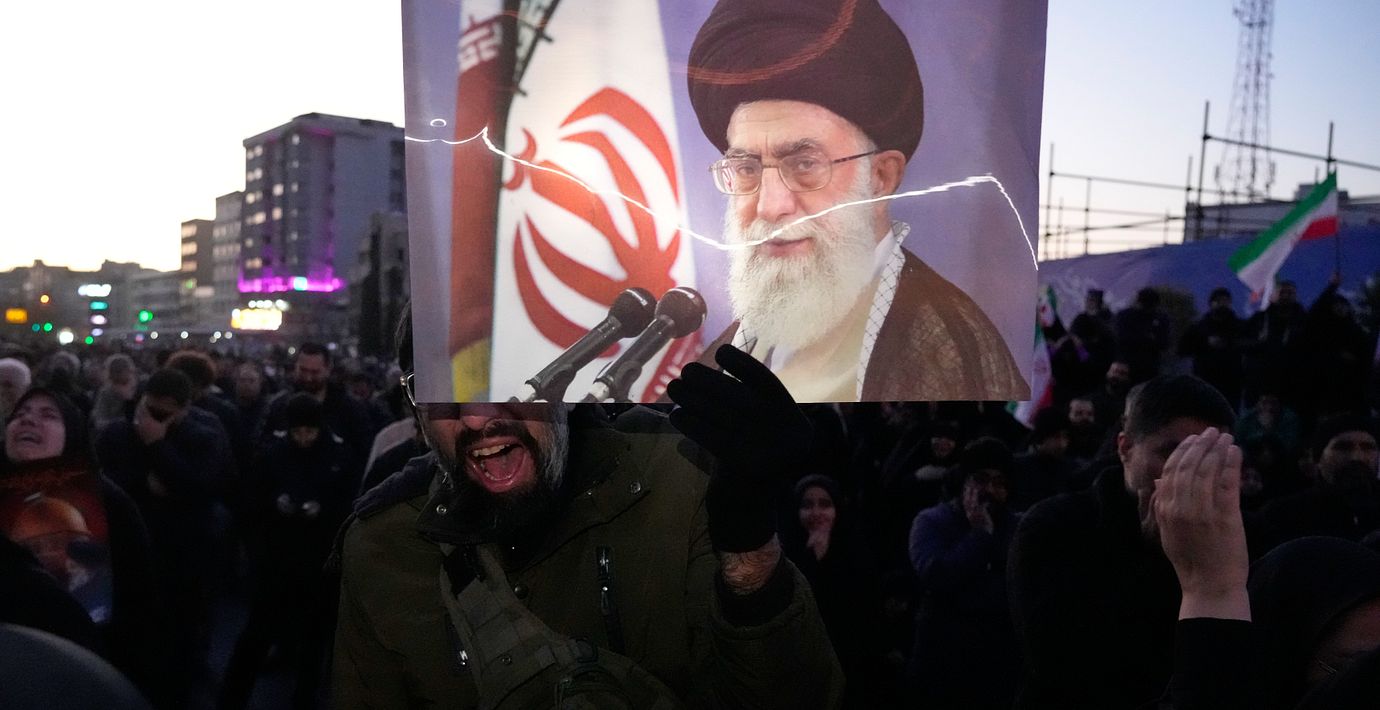 Anhängare till regimen sörjer ayatolla Ali Khameneis död.
