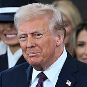 President Donald Trump har gjort en hastig sväng i sin AI-politik. Från att ha rivit upp Joe Bidens gamla regleringar går han nu själv i samma riktning.