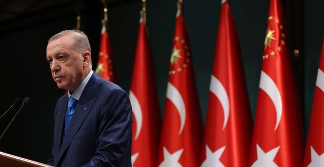Recep Tayyip Erdogan håller tal efter ett regeringssammanträde 23 januari där han varnade Sverige för att inte vänta sig något stöd för Natoansökan efter Rasmus Paludans koranbränning och demonstrationerna mot Natoansökan där en docka föreställande den turkiske presidenten hängdes upp framför Stockholms stadshus. Turkisk presidentämbetet/AP