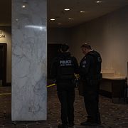 Secret service-agenter i lobbyn efter skjutningen.