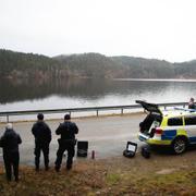 Poliser söker med hjälp av en drönare efter den försvunna Wilma Andersson i Ljungskile.