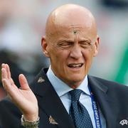 Domarveteranen Pierluigi Collina viftar förtvivlat.