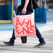 Illustrationsbild. Konsument med shoppingkasse från Åhléns.