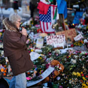 En kvinna vid minnesplatsen för Renee Good, som sköts ihjäl av en ICE-agent.