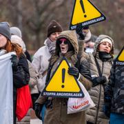 Demonstration Stoppa angiverilagen, under Liberalernas landsmöte på Linköping Konsert & Kongress. 2023. Arkivbild.