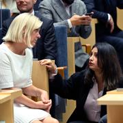 Socialdemokraternas partiledare Magdalena Andersson och Vänsterpartiets partiledare Nooshi Dadgostar vid riksmötets öppnande i riksdagens kammare. Foto: Fredrik Sandberg / TT / Kod 10080