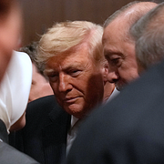Ayatollah Khameneis begravning/Donald Trump och Recep Tayyip Erdogan under Natomötet i Turkiet.