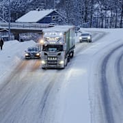 Snön orsakar trafikproblem i Göteborgsområdet. 