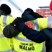 Strejkvakter utanför Malmö hamnområde på onsdagen. 