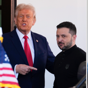 Zelenskyj och Trump när han anlände/ Zelenskyj när han lämnade Vita huset. 