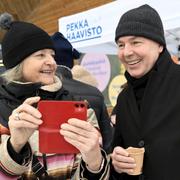 Presidentkandidaten Pekka Haavisto fiskar röster i Helsingfors i december.