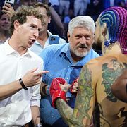 Metas vd Mark Zuckerberg gratulerar MMA-profilen Sean O’Malley efter en seger på UFC Freedom 250 på Vita husets gräsmatta tidigare i juni.