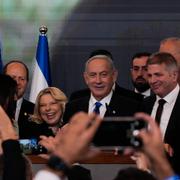 Benjamin Netanyahu med hustrun Sara under valnatten