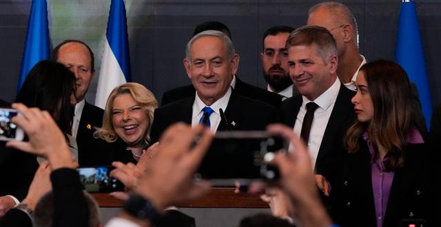 Benjamin Netanyahu med hustrun Sara under valnatten Maya Alleruzzo / AP