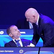 Uefapresident Aleksander Ceferin och Fifas motsvarighet Gianni Infantino i samspråk.