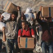 Palestinier som fått nödhjälp från FN-organet World Food Programme. 