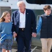 President Donald Trump och hans barnbarn Chloe and Tristan innan de går ombord på Air Force One.