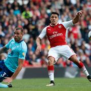 Alexis Sanchez skjuter utanför mot Bournemouth.