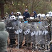 Polska poliser och soldater vid gränsen. 