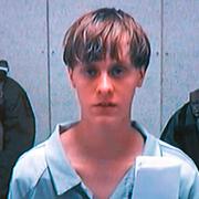 Dylann Roof när han framträdde i rätten via videolänk från häktet förra sommaren.