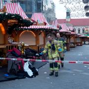 Brandmän på julmarknaden dagen efter det misstänkta dådet.