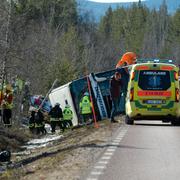 Räddningstjänsten på plats efter bussolyckan i Härjedalen i april 2017.