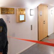 En ordningsvakt utanför säkerhetssalen i Stockholms tingsrätt i samband med terrorrättegången.