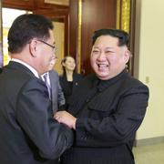 Nordkoreas diktator Kim Jong-Un hälsar på den sydkoreanska chefsförhandlaren Chung Eui-Yong vid deras möte i Nordkoreas huvudstad Pyongyang.