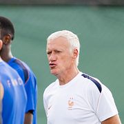 Den franska förbundskaptenen Didier Deschamps på lagets träning på måndagen.
