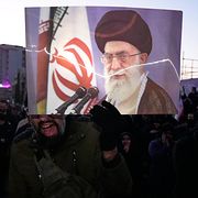 Anhängare till Ali Khamenei sörjer på gatorna i Teheran efter att statsägda medier gett dödsbeskedet.