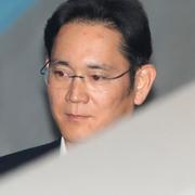 Lee Jae-yong på väg in till rättssalen där hans överklagan togs upp på onsdagen. 