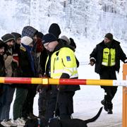 Migranter vid gränskontrollen i Salla i Finland. 